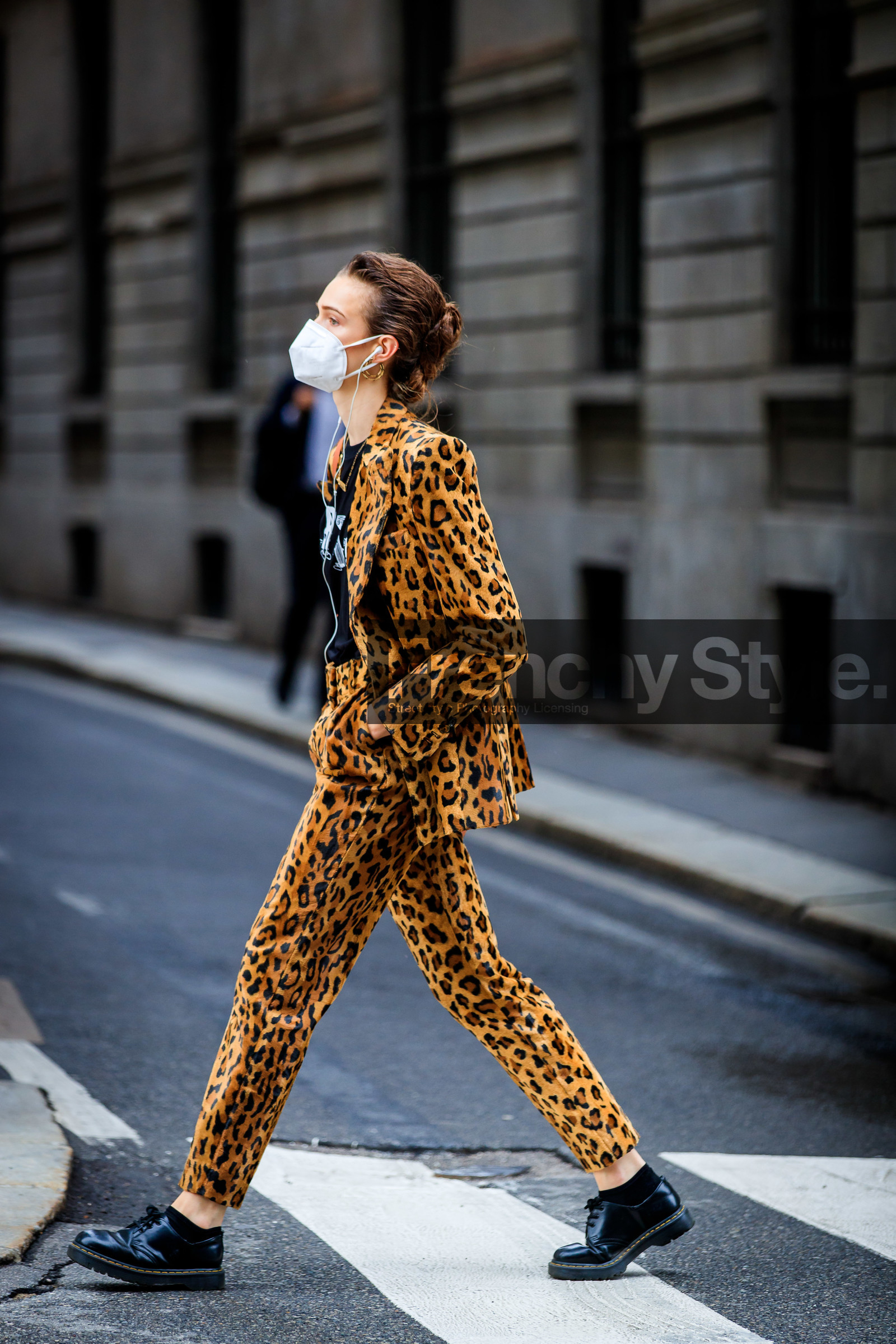 leopard printed jacket, leopard printed look, leopard printed pants, fur jacket, fur pants, fur suits, black t-shirt, leopard printed suits, letter printed t-shirt, camel leather bag, bucket bag, loewe bag, shoulder bag, golden necklace, doc marteens shoes, black leather derbies, laced shoes, covid face mask, lulu tenney, street style, jonathan paciullo, FW, frenchystyle, fashion week, MFW, MILAN, SPRING SUMMER 2021, SS 21, vertical, full length, model
