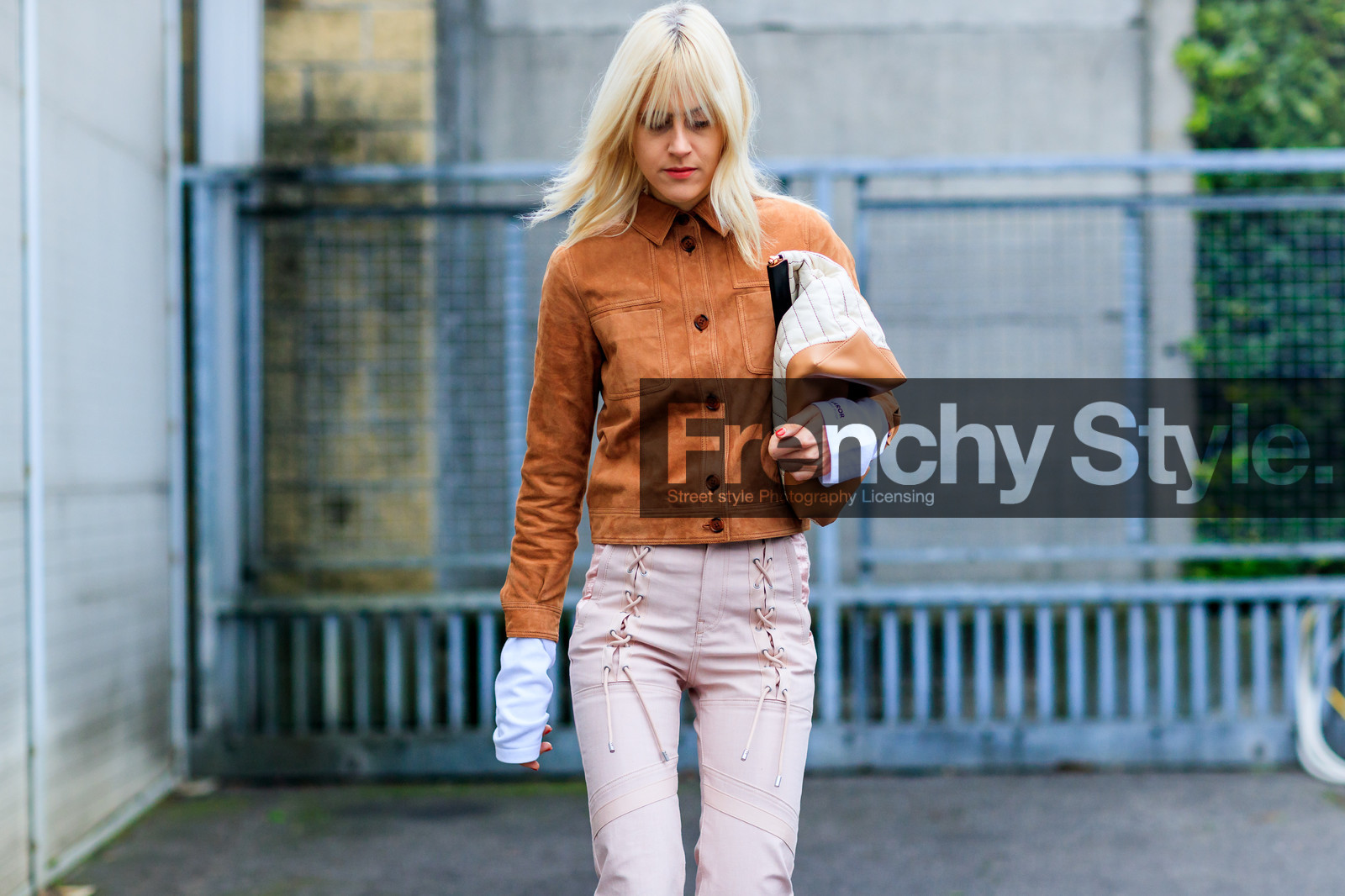 atmosphere details, AUTUMN WINTER 2017-2018, AW 17-18, beige bag, brown jacket, detail, FALL WINTER 2017-2018, fashion week, frenchystyle, FW, FW 17-18, high waist, horizontal, jonathan paciullo, leather bag, leather jacket, linda tol, MFW, MILAN, pink pants, printed bag, street style, striped bag, trousers