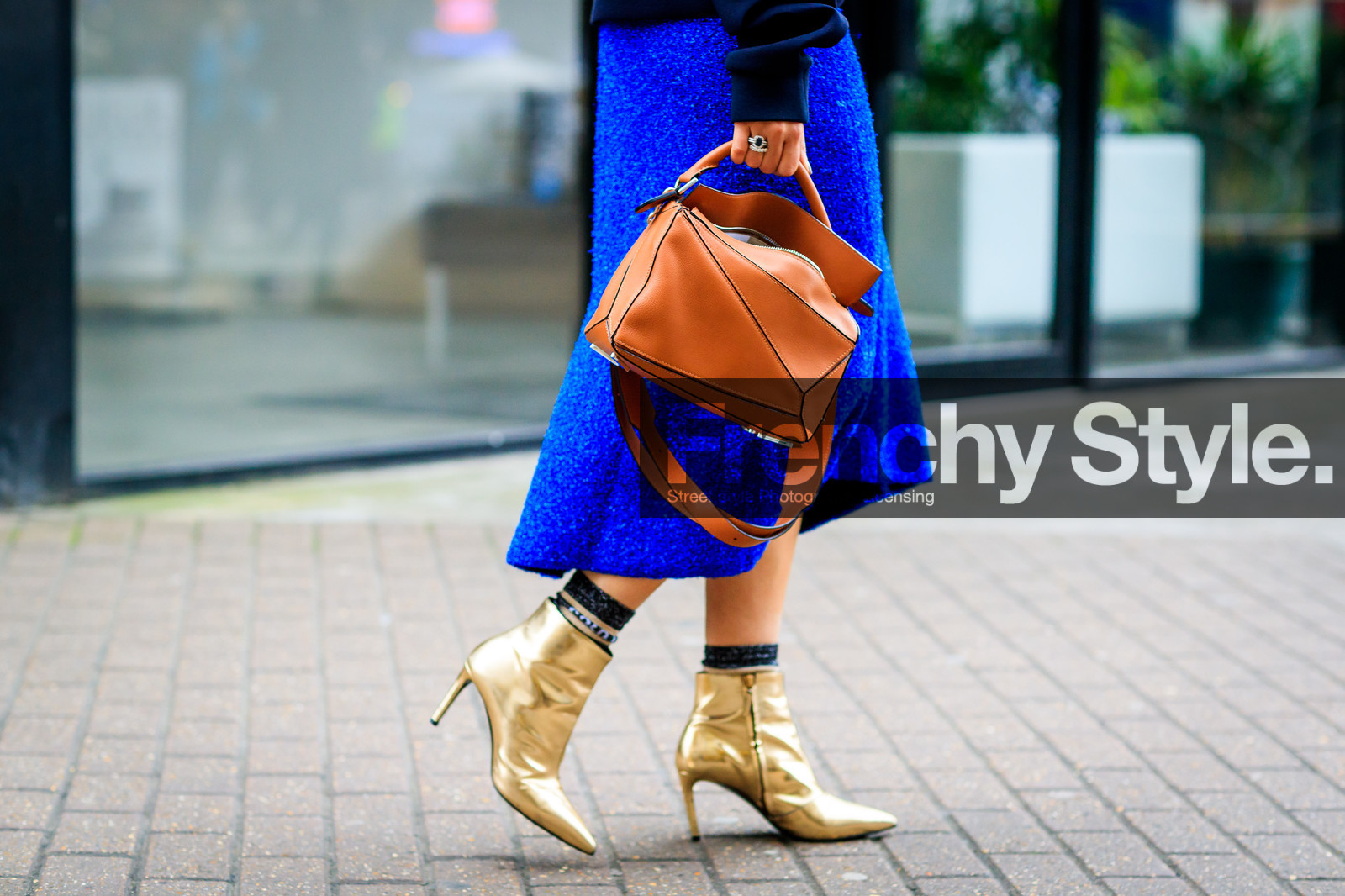 atmosphere details, AUTUMN WINTER 2017-2018, AW 17-18, blue skirt, brown bag, camel bag, detail, FALL WINTER 2017-2018, fashion week, frenchystyle, FW, FW 17-18, glitter, gold, golden boots, graphic bag, high heels, horizontal, jonathan paciullo, leather bag, leather shoes, LFW, loewe, LONDON, shiny boots, street style