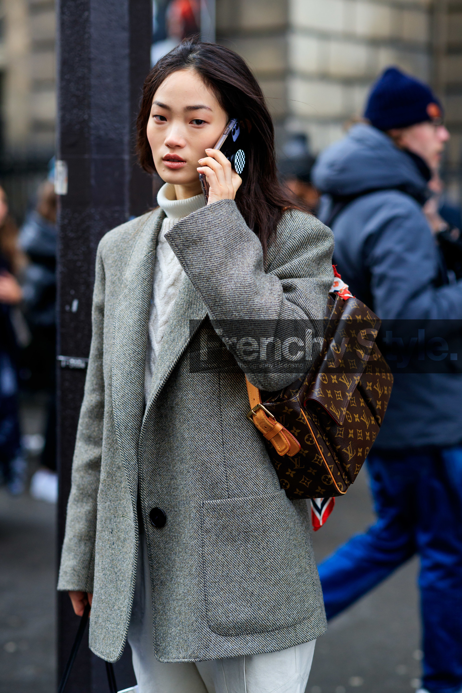 model, kaki jacket, brown leather bag, monogrammed bag, louis vuitton bag, multi pocket bag, shoulder bag, close up detail, bag detail, fashion week, frenchystyle, FW, jonathan paciullo, street style, PFW, PARIS, AUTUMN WINTER 2020-2021, FALL WINTER 2020-2021, FW 20-21, vertical, atmosphere details, detail