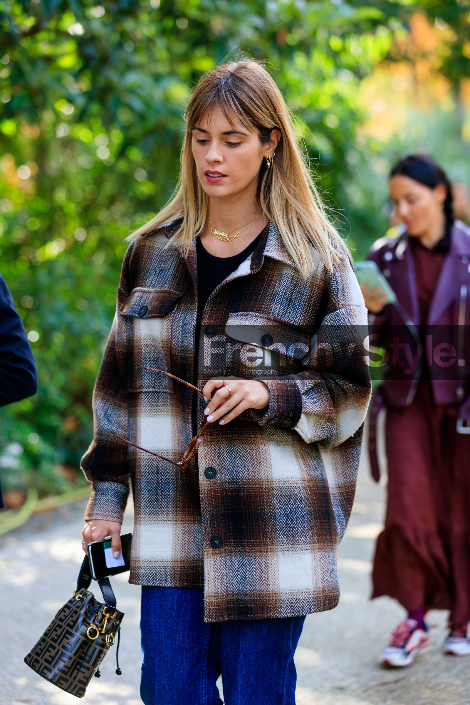 laura isaaz, fendi bag, monogrammed bag, bucket bag, mini bag, hand bag, brown leather bag, brown jacket, brown shirt, checked jacket, checked shirt, multi earrings, multi necklace, hoop earrings, mini earrings, mini hoop earrings, PARIS, PFW, SPRING SUMMER 2020, SS 20, fashion week, frenchystyle, FW, jonathan paciullo, street style, vertical, atmosphere details, detail