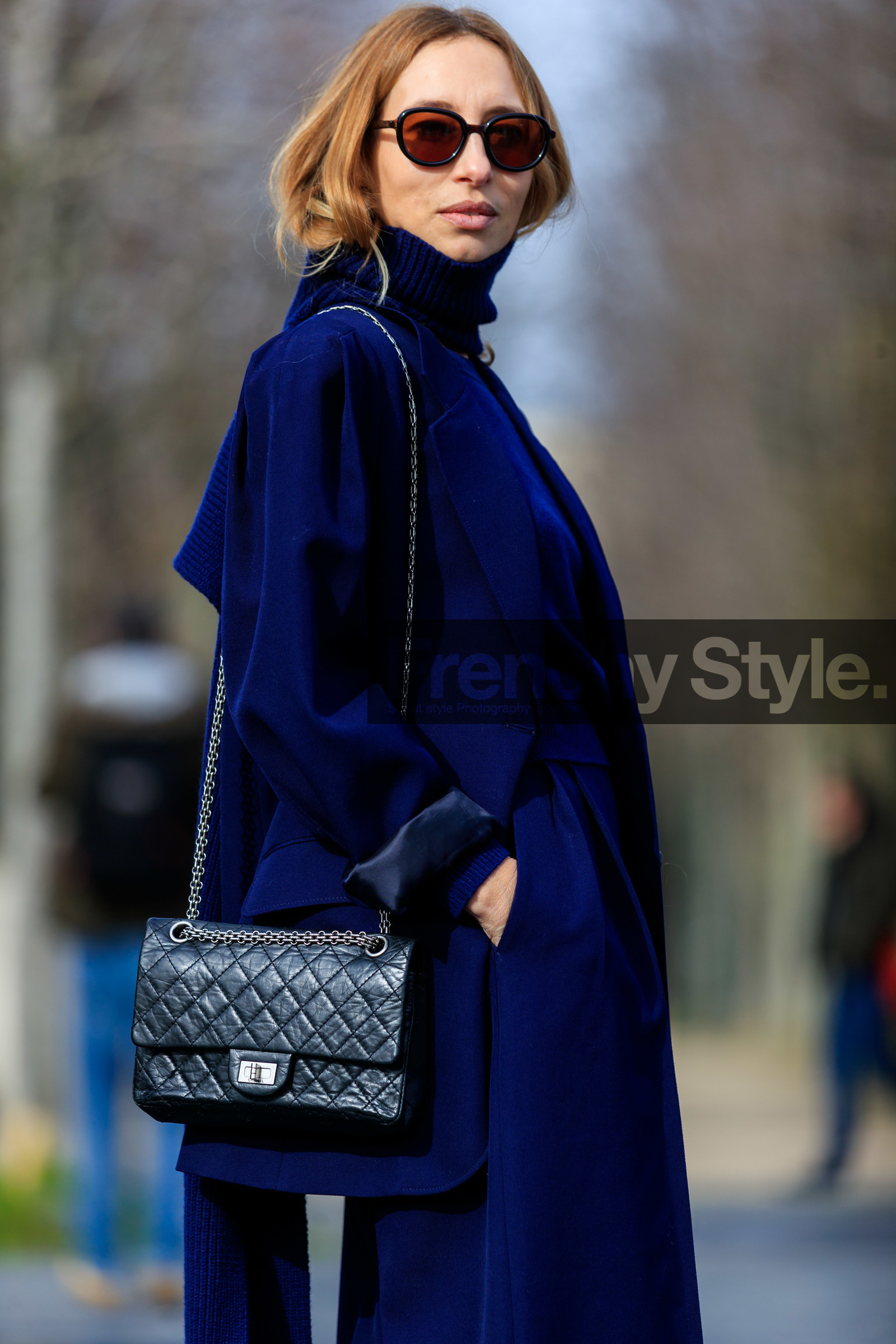 alexandra golovanoff, navy blue jacket, navy blue pants, navy blue pullover, turtleneck pullover, navy blue scarf, woolen scarf, loose pants, black sunglasses, black leather bag, shoulder bag, quilted bag, silvered chain strap bag, close up detail, bag detail, chanel bag, fashion week, frenchystyle, FW, jonathan paciullo, street style, PFW, PARIS, vertical, atmosphere details, detail