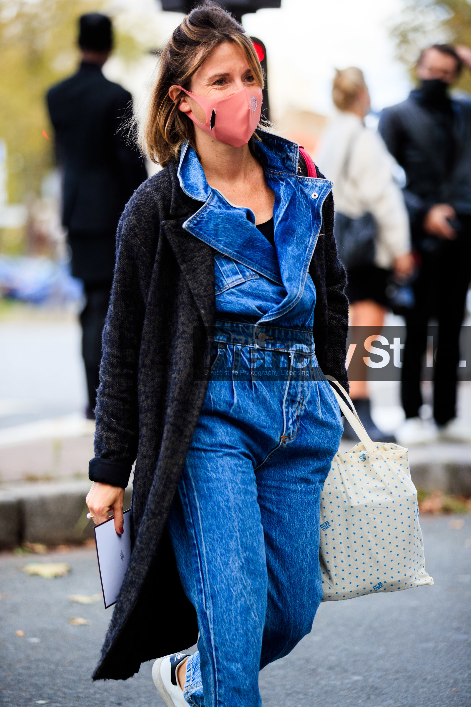 ilaria beatrice cassati, denim, denim jumpsuit, blue jumpsuit, bonton tote bag, white tote bag, covid face mask, fashion week, frenchystyle, FW, jonathan paciullo, street style, PFW, PARIS, SPRING SUMMER 2021, SS 21, vertical, atmosphere details, detail