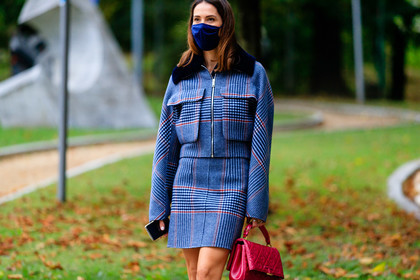 blue jacket, blue bombers, blue skirt, checked bombers, checked jacket, checked skirt, mini skirt, fur collar jacket, zipped jacket, red leather bag, quilted bag, hand bag, red jacket, red bombers, red skirt, covid face mask, street style, jonathan paciullo, FW, frenchystyle, fashion week, MFW, MILAN, SPRING SUMMER 2021, SS 21, horizontal, atmosphere details, detail