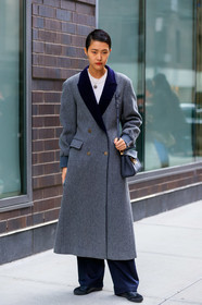 model, grey coat, navy blue coat, navy blue pants, grey leather bag, shoulder bag, silvered necklace, round shape necklace, black suede shoes, black sneackers, fashion week, frenchystyle, FW, jonathan paciullo, street style, AUTUMN WINTER 2020-2021, FALL WINTER 2020-2021, FW 20-21, vertical, full length, NYFW, NEW YORK