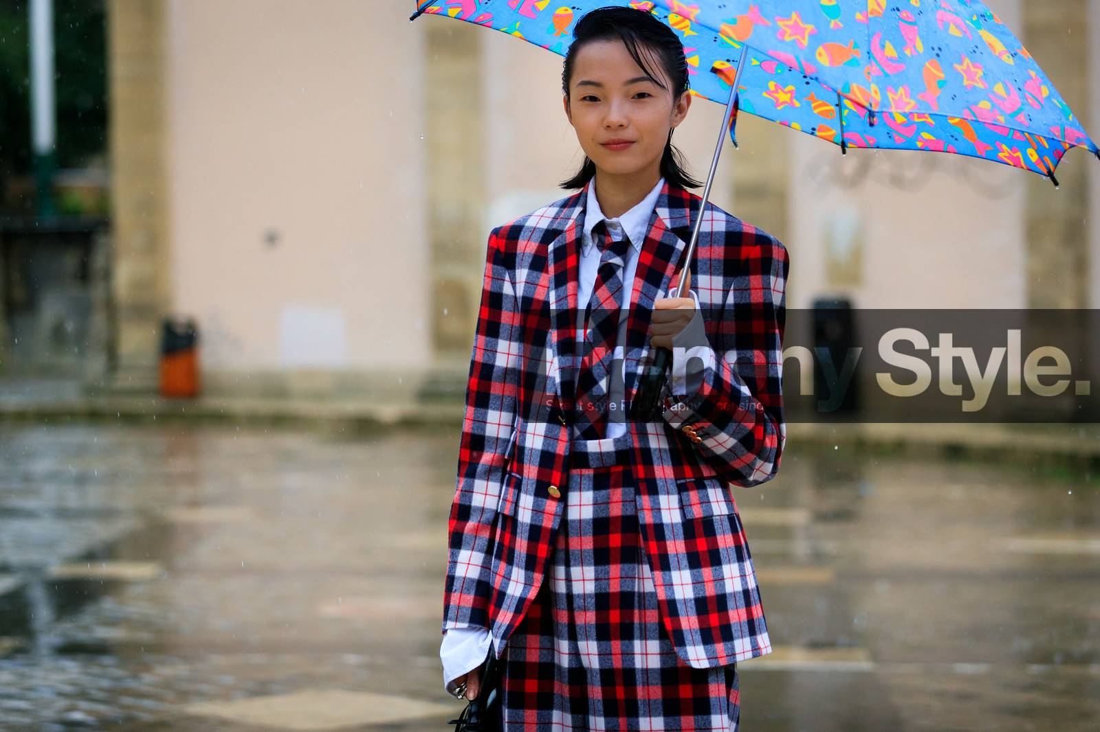 model, red jacket, red pants, red tie, black jacket, black pants, black tie, checked jacket, checked pants, checked tie, plaid jacket, plaid pants, plaid tie, white jacket, white pants, white tie, white shirt, thom browne jacket, thom browne look, thom browne pants, thom browne shirt, thom browne tie, fashion week, frenchystyle, FW, jonathan paciullo, street style, PFW, PARIS, horizontal, atmosphere details, detail