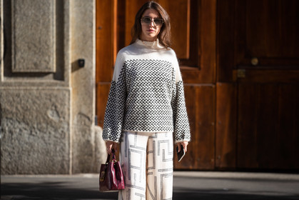 white pullover, white skirt, printed skirt, geometrical printed skirt, silk skirt, burgundy leather bag, quilted bag, hand bag, turtleneck pullover, polka dots pullover, embroidered pullover, geometrical printed pullover, square shape glasses, metalic frame sunglasses, blue sunglasses, smoked sunglasses, white leather boots, long skirt, pleated skirt, maison scotch skirt, white total look, black and white total look, silk pants, printed pants, geometrical printed pants, pleated pants, white pants, sarah lou falk, street style, jonathan paciullo, FW, frenchystyle, fashion week, MFW, MILAN, SPRING SUMMER 2021, SS 21, horizontal, atmosphere details, detail
