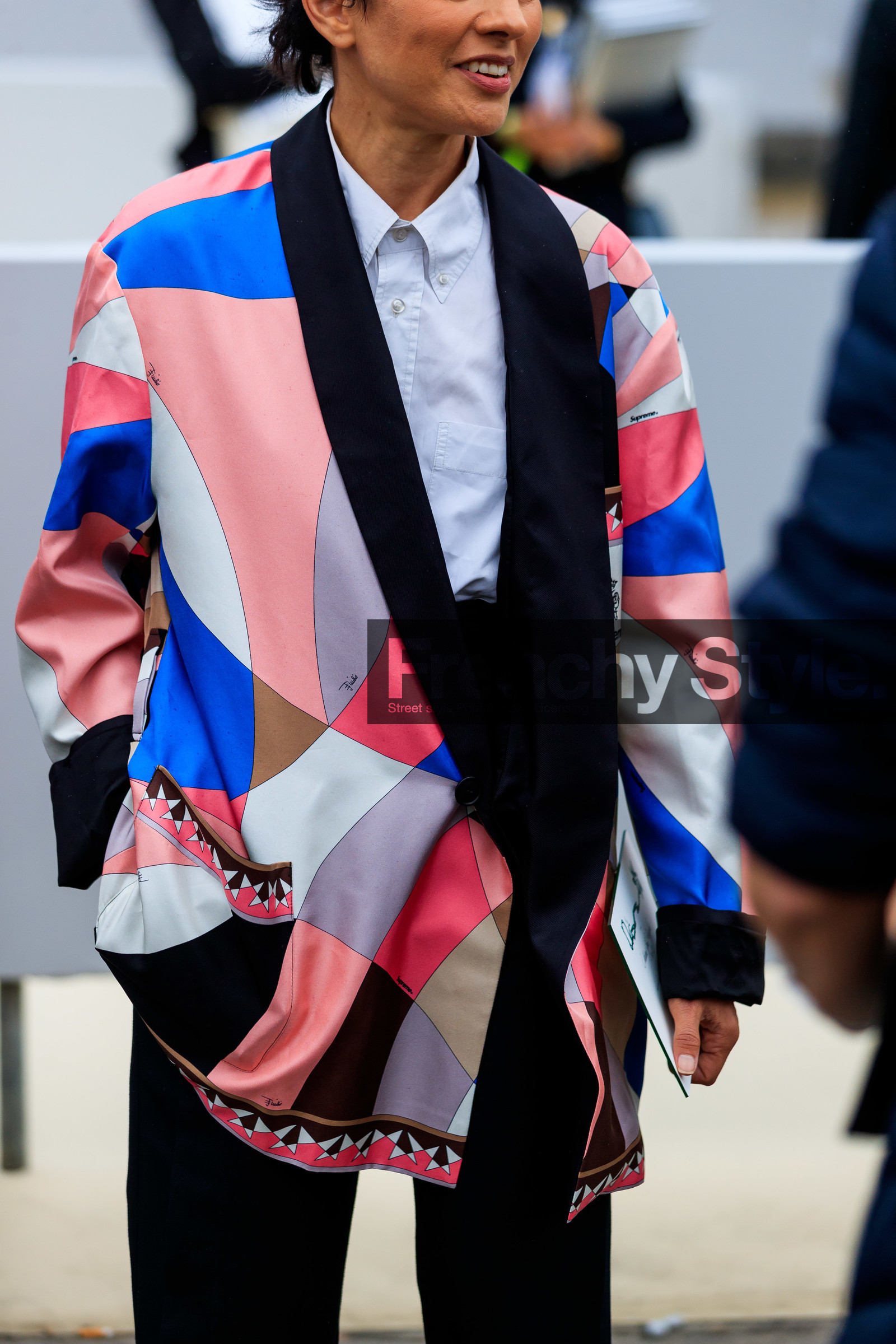 kimono jacket, silk jacket, white shirt, silk kimono, black jacket, black kimono, checked jacket, checked kimono, multicolor jacket, multicolor kimono, blue jacket, blue kimono, pink jacket, pink kimono, light pink jacket, light pink kimono, supreme jacket, printed jacket, printed kimono, geometrical printed jacket, geometrical printed kimono, fashion week, frenchystyle, FW, jonathan paciullo, street style, PFW, PARIS, SPRING SUMMER 2022, SS 22, vertical, atmosphere details, detail