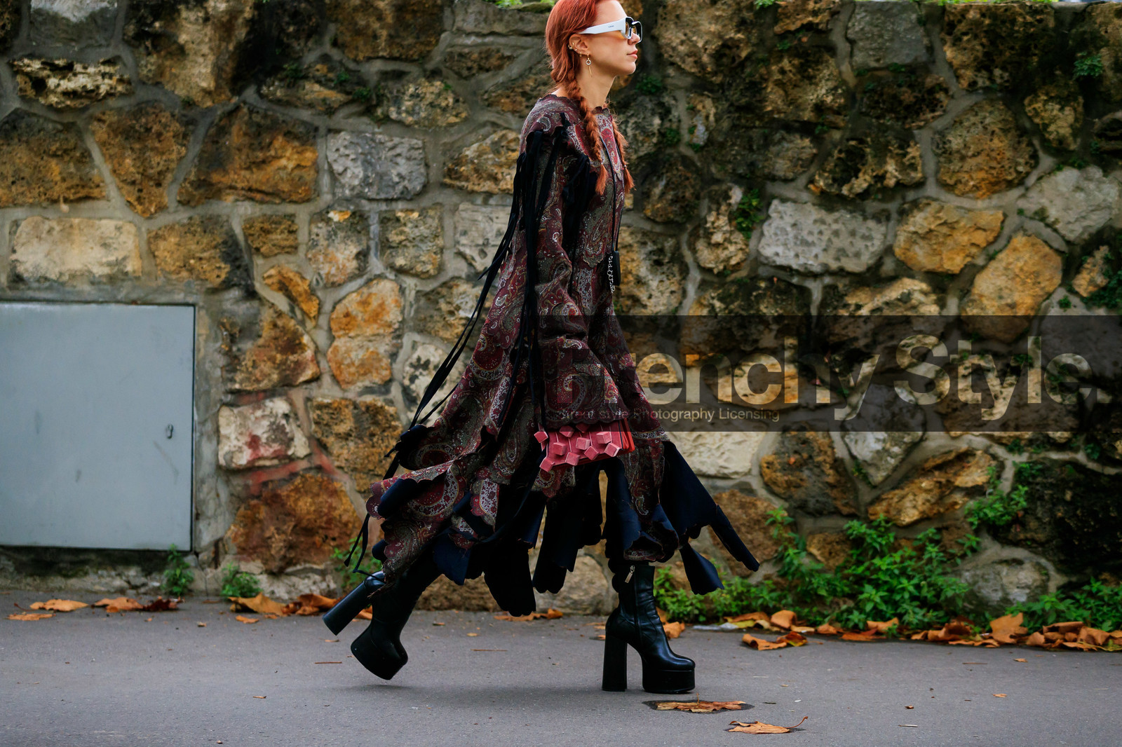 courtney trop, loewe bag, loewe sunglasses, long dress, cachemere printed dress, long sleeves dress, burgundy dress, kaki dress, black dress, ruffle dress, bag necklace, black leather bag, metalic bag, black leather boots, high boots, high heels boots, platform shoes, charlotte chesnais earrings, multi earrings, golden earrings, silvered earrings, fashion week, frenchystyle, FW, jonathan paciullo, street style, SPRING SUMMER 2020, SS 20, PFW, PARIS, horizontal, detail