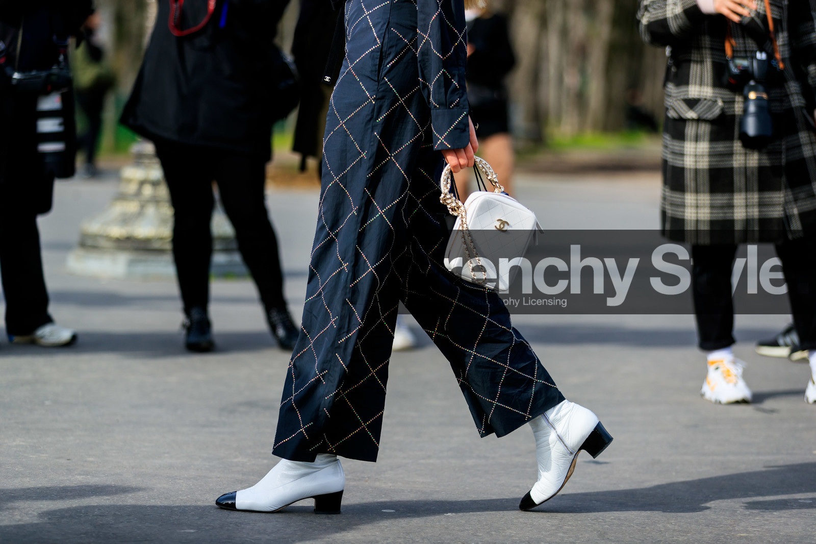 regina anikiy, black pants, checked pants, strassed shirt, strassed pants, white leather boots, white leather bag, black leather boots, bicolor boots, kitten heels boots, hand bag, quilted bag, close up detail, bag detail, legs detail, shoes detail, chanel bag, chanel boots, chanel pants, fashion week, frenchystyle, FW, jonathan paciullo, street style, PFW, PARIS, horizontal, atmosphere details, detail