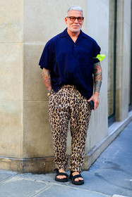 navy blue shirt, short sleeves shirt, leopard printed pants, beige pants, brown pants, tatoo, tatoo detail, scale sunglasses, black sandals, teva sandals, nick wooster, fashion week, frenchystyle, FW, jonathan paciullo, street style, PFW, PARIS, SPRING SUMMER 2022, SS 22, vertical, full length