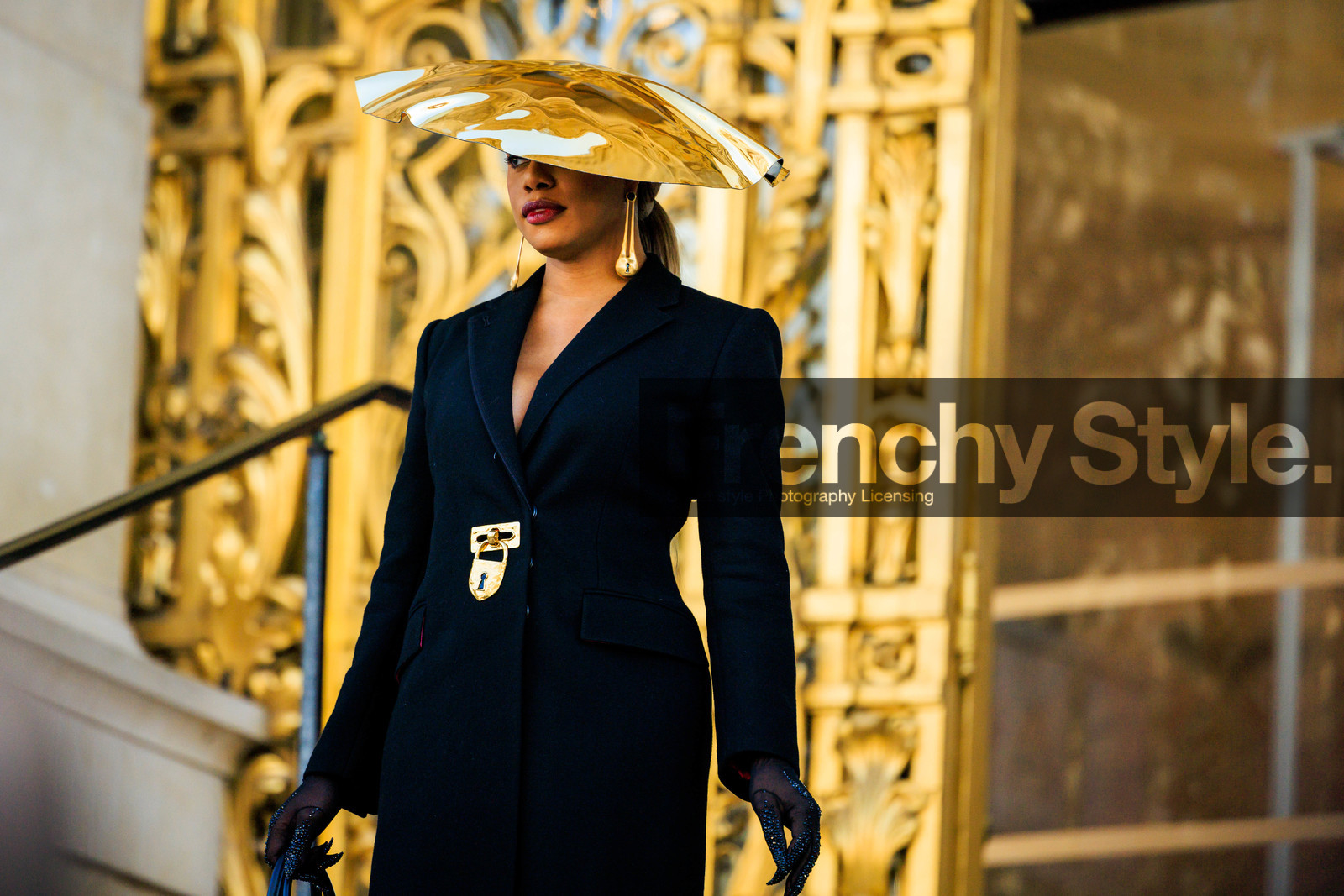schiaparelli, golden hat, lock charm coat, black coat, black gloves, fashion week, frenchystyle, FW, jonathan paciullo, street style, PARIS, PFW, SPRING SUMMER 2022, SS 22, atmosphere details, detail, horizontal