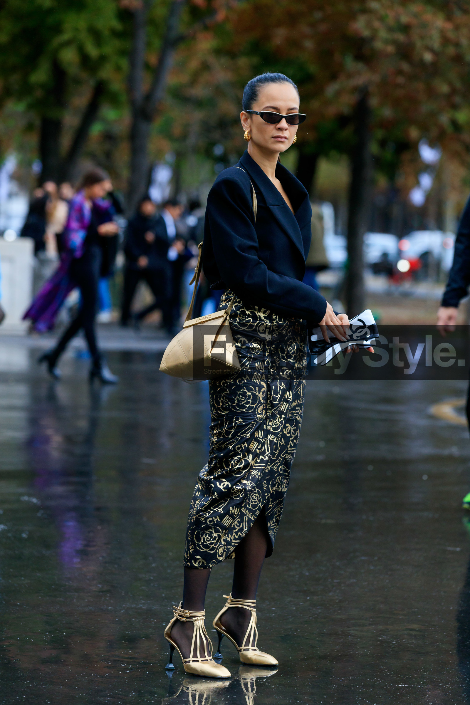 anna rosa vitiello, florrie thomas, chanel total look, chanel shoes, black leather skirt, black jacket, black tights, black sunglasses, chanel bag, chanel sunglasses, chanel skirt, golden skirt, golden bag, golden shoes, high heels shoes, quilted bag, mid long skirt, hoop earrings, golden earrings, monogrammed skirt, PARIS, PFW, SPRING SUMMER 2020, SS 20, fashion week, frenchystyle, FW, jonathan paciullo, street style, vertical, full length