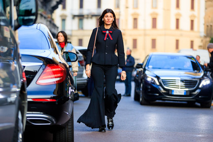 atmosphere details, AUTUMN WINTER 2017-2018, AW 17-18, black boots, black jacket, black shoes, blazer, bow, bow collar, FALL WINTER 2017-2018, fashion week, flare pants, frenchystyle, full length, FW, FW 17-18, giovanna battaglia, gucci, horizontal, jonathan paciullo, leather bag, leather shoes, MFW, MILAN, pleats, street style, tone on tone, total look black, trousers, white bag
