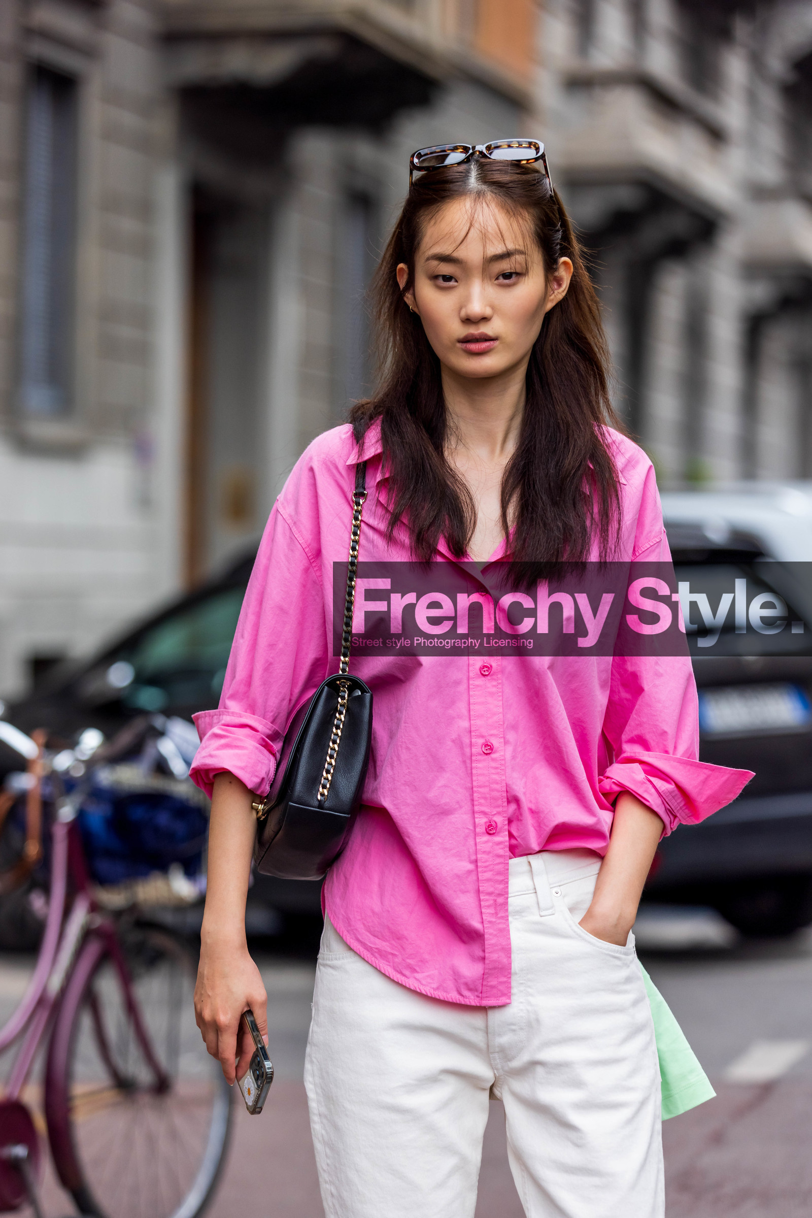 bag, black bag, chain bag, chanel bag, color, leather bag, pink shirt, shirt, white denim, white jeans, fluo pink, fashion week, frenchystyle, FW, jonathan paciullo, street style, SPRING SUMMER 2022, SS 22, MFW, MILAN, vertical, atmosphere details