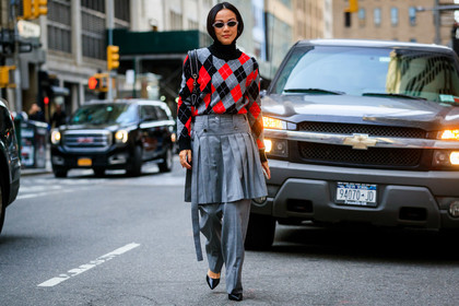 yoyo cao, grey skirt, grey pants, grey pullover, red pullover, black pullover, checked pullover, turtleneck pullover, jacquard pullover, pleated skirt, mini skirt, sheer sunglasses, round shape sunglasses, layered skirt, layered pants, fashion week, frenchystyle, FW, jonathan paciullo, street style, NYFW, NEW YORK, AUTUMN WINTER 2020-2021, FALL WINTER 2020-2021, FW 20-21, horizontal, atmosphere details, full length