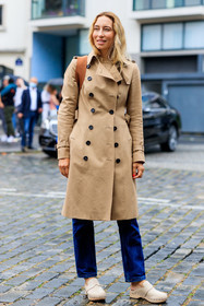 beige trench coat, burberry trench coat, hermes clogs, beige suede clogs, light beige suede clogs, blue jeans, denim, fashion week, frenchystyle, FW, jonathan paciullo, street style, PFW, PARIS, SPRING SUMMER 2022, SS 22, vertical, full length