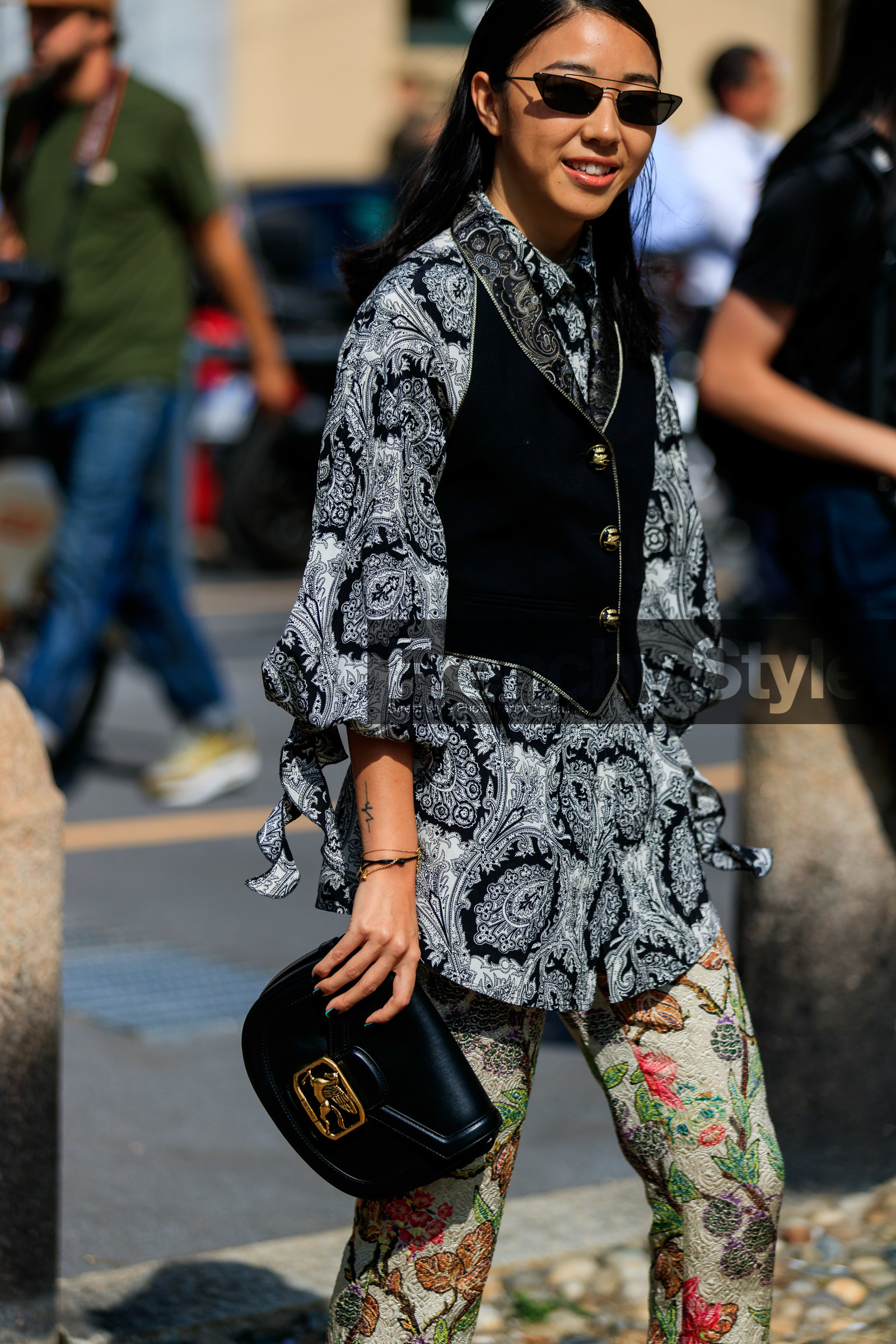 yuyu zhangzou, yuwei zhangzou, etro look, etro bag, etro shirt, etro pants, futurist shape sunglasses, black sunglasses, black jacket, sleeveless jacket, collar printed jacket, etro jacket, printed shirt, printed pants, black shirt, black leather bag, white shirt, cachemrere printed shirt, floral printed pants, pink pants, green pants, fashion week, frenchystyle, FW, jonathan paciullo, street style, vertical, atmosphere details, detail, MFW, MILAN, SPRING SUMMER 2020, SS 20