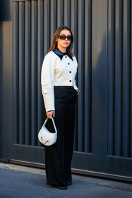 white handbag, mini handbag, white cropped jacket, buttoned jakcet, black collae jacket, black sunglasses, black pants, highwaisted pants, straight cut patns, fashion week, frenchystyle, FW, jonathan paciullo, street style, MFW, MILAN, FALL WINTER 2022_2023, AUTUMN WINTER 2022-2023, FW 22-23, vertical, full length