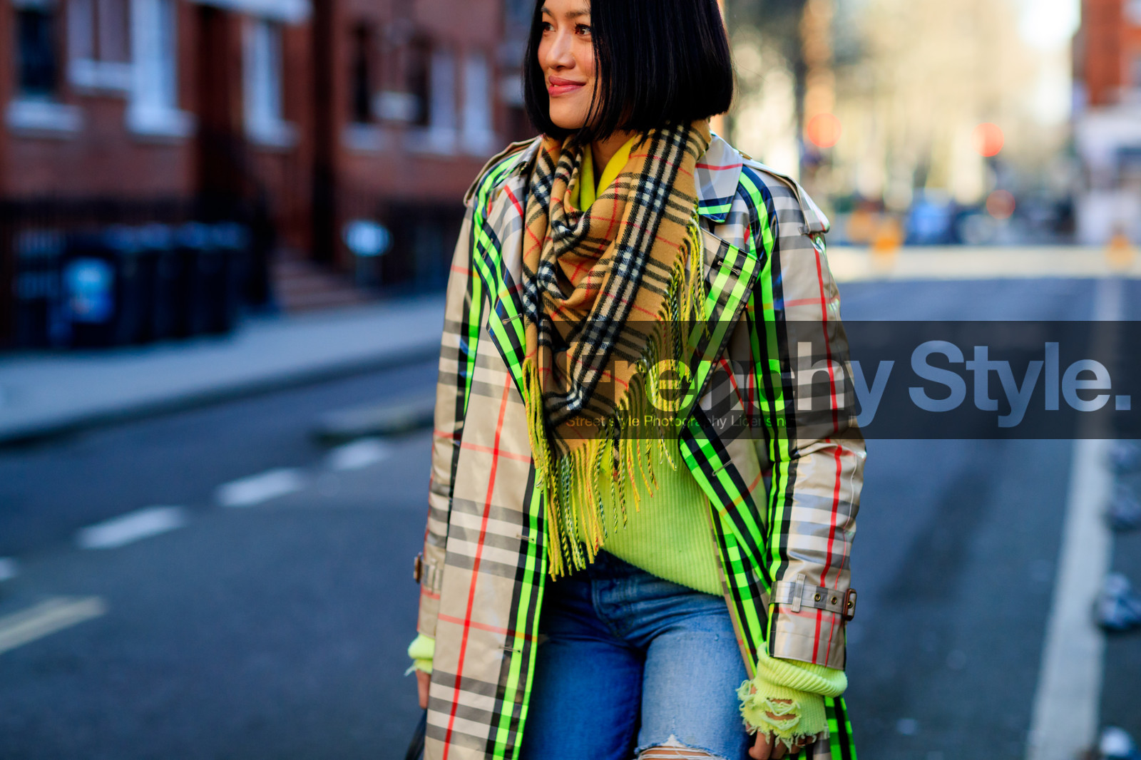 beige coat, beige scarf, blue denim, burberry, checked, denim pants, graphic jacket, jeans, plaid, printed jacket, printed scarf, tartan, trench coat, trousers, yellow sweater, fashion week, frenchystyle, FW, jonathan paciullo, street style, LFW, LONDON, AUTUMN WINTER 2018-2019, AW 18-19, FALL WINTER 2018-2019, FW 18-19, horizontal, atmosphere details, detail, Tiffany Hsu