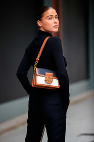 sophia roe, jodhpur pantalon, black pants, black pullover, turtleneck pullover, beige pants, bicolor pants, camel leather bag, white leather bag, black leather bag, shoulder bag, PARIS, PFW, fashion week, frenchystyle, FW, jonathan paciullo, street style, SPRING SUMMER 2021, SS 21, vertical, atmosphere details, detail