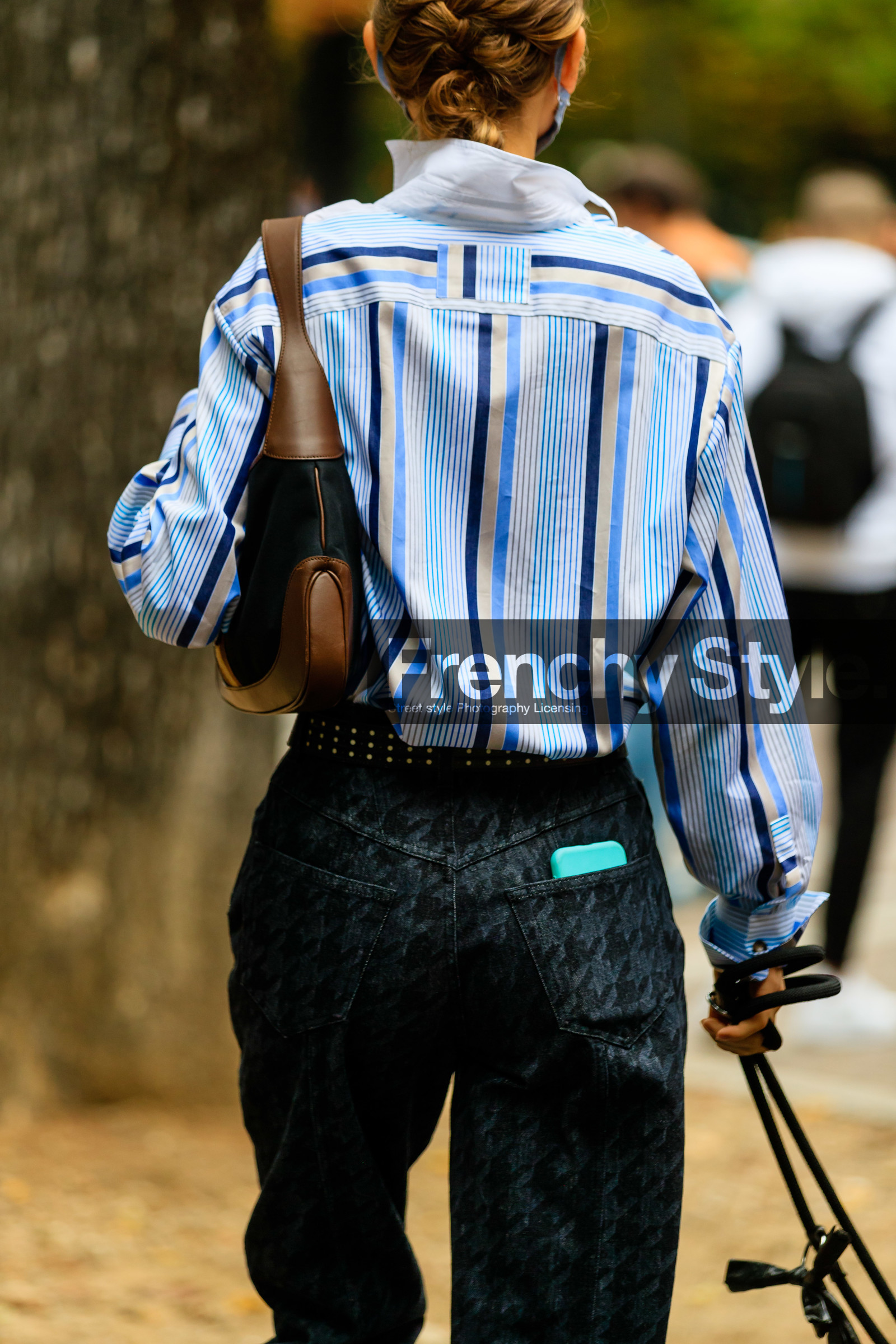 blue shirt, white shirt, striped shirt, houndstooth printed pants, houndstooth printed jeans, black jeans, black bag, camel leather bag, shoulder bag, back details, beige shirt, street style, jonathan paciullo, FW, frenchystyle, fashion week, MFW, MILAN, SPRING SUMMER 2021, SS 21, vertical, detail