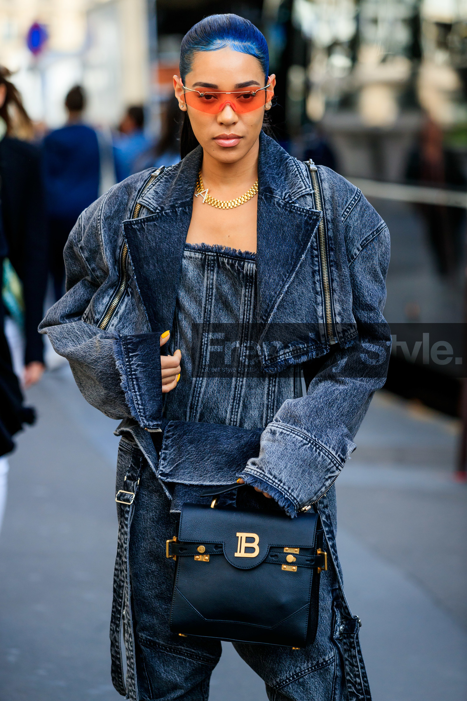 aleali may, balmain bag, balmain jacket, balmain pants, balmain top, denim, denim jacket, denim top, denim total look, black jacket, black pants, black top, black jeans, oversize perfecto, black leather bag, hand bag, used jacket, used top, orange sunglasses, metalic frame sunglasses, futurist shape sunglasses, fashion week, frenchystyle, FW, jonathan paciullo, street style, SPRING SUMMER 2020, SS 20, PFW, PARIS, vertical, atmosphere details, detail