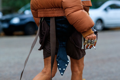 michele lamy, brown skirt, mini skirt, multi rings, golden rings, silvered ring, close up detail, fashion week, frenchystyle, FW, jonathan paciullo, street style, SPRING SUMMER 2020, SS 20, PFW, PARIS, horizontal, atmosphere details, detail