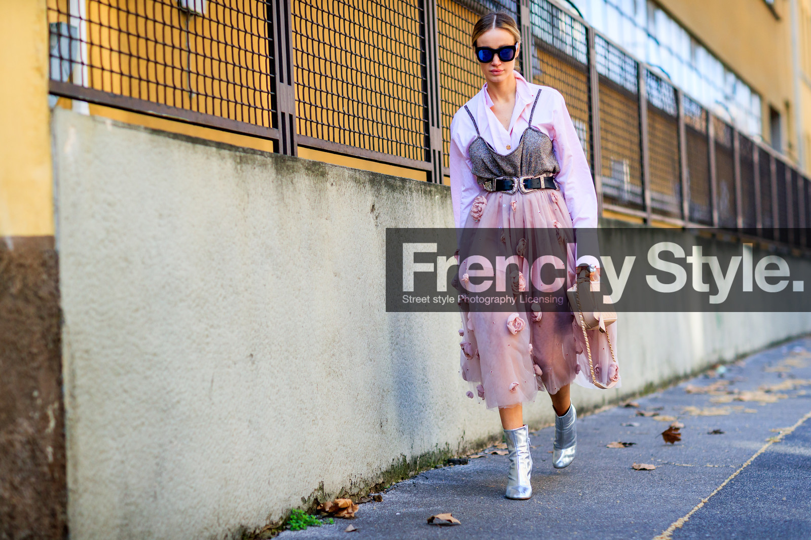 atmosphere details, AUTUMN WINTER 2017-2018, AW 17-18, black belt, brown top, embroidered skirt, FALL WINTER 2017-2018, fashion week, floral, flower, frenchystyle, full length, FW, FW 17-18, horizontal, jonathan paciullo, leather bag, leather belt, leather shoes, MFW, MILAN, pink shirt, pink skirt, shiny boots, silver shoes, street style, sunglasses, tucked in, wide skirt