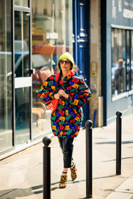 love print jacker, saint laurent jacker, vintage jacket, printed jacker, neon beanie, red sunglasses, leather trousers, leopard print bottines, animal print bottines, fannypack, red bag, street style, jonathan paciullo, FW, frenchystyle, fashion week, AUTUMN WINTER 2022-2023, FALL WINTER 2022_2023, FW 22-23, PFW, PARIS, full length, vertical