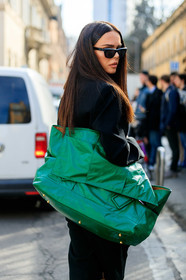 evangelie smyrniotaki, black coat, black sunglasses, celine sunglasses, hair clip, green leather bag, oversize bag, big bag, shoulder bag, fashion week, frenchystyle, FW, jonathan paciullo, street style, MFW, MILAN, AUTUMN WINTER 2020-2021, FALL WINTER 2020-2021, FW 20-21, vertical, atmosphere details, detail