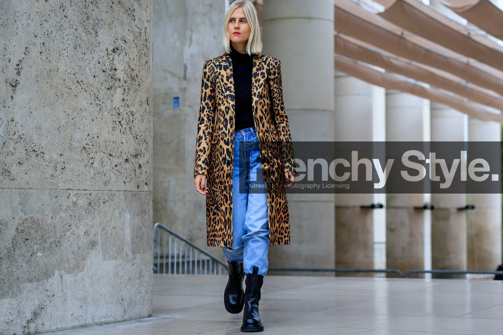 linda tol, black pullover, turtleneck pullover, leopard printed coat, denim, light blue jeans, flat boots, black leather boots, chelsea boots, big sole boots, cartier ring, golden rings, fashion week, frenchystyle, FW, jonathan paciullo, street style, SPRING SUMMER 2020, SS 20, PFW, PARIS, horizontal, atmosphere details, full length