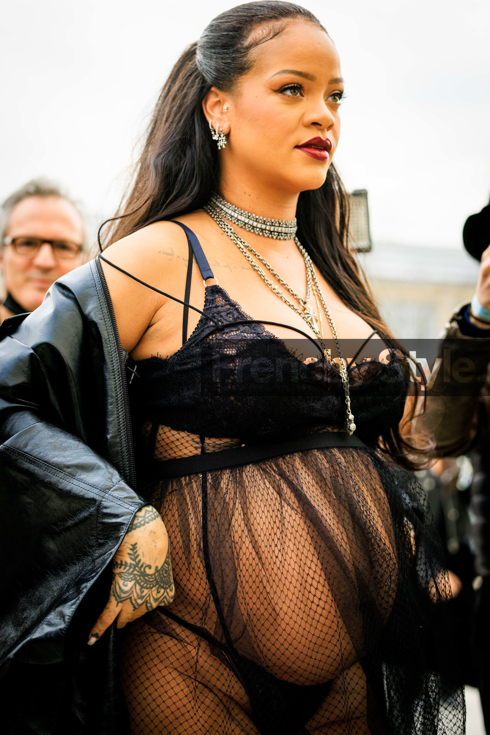 black pattent jacket, black bra, black dress, tulle dress, multiple necklaces, long hair, burgundy lips, make up, rihanna, fashion week, frenchystyle, FW, jonathan paciullo, street style, AUTUMN WINTER 2022-2023, FALL WINTER 2022_2023, FW 22-23, PFW, PARIS, vertical, detail
