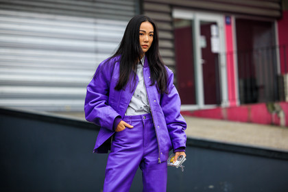longhair, purple suit, purple total look, leather jacket, leathe rpants, grey shirt, coperni, yoyo cao, street style, jonathan paciullo, FW, frenchystyle, fashion week, AUTUMN WINTER 2022-2023, FALL WINTER 2022_2023, FW 22-23, PFW, PARIS, horizontal, atmosphere details, detail
