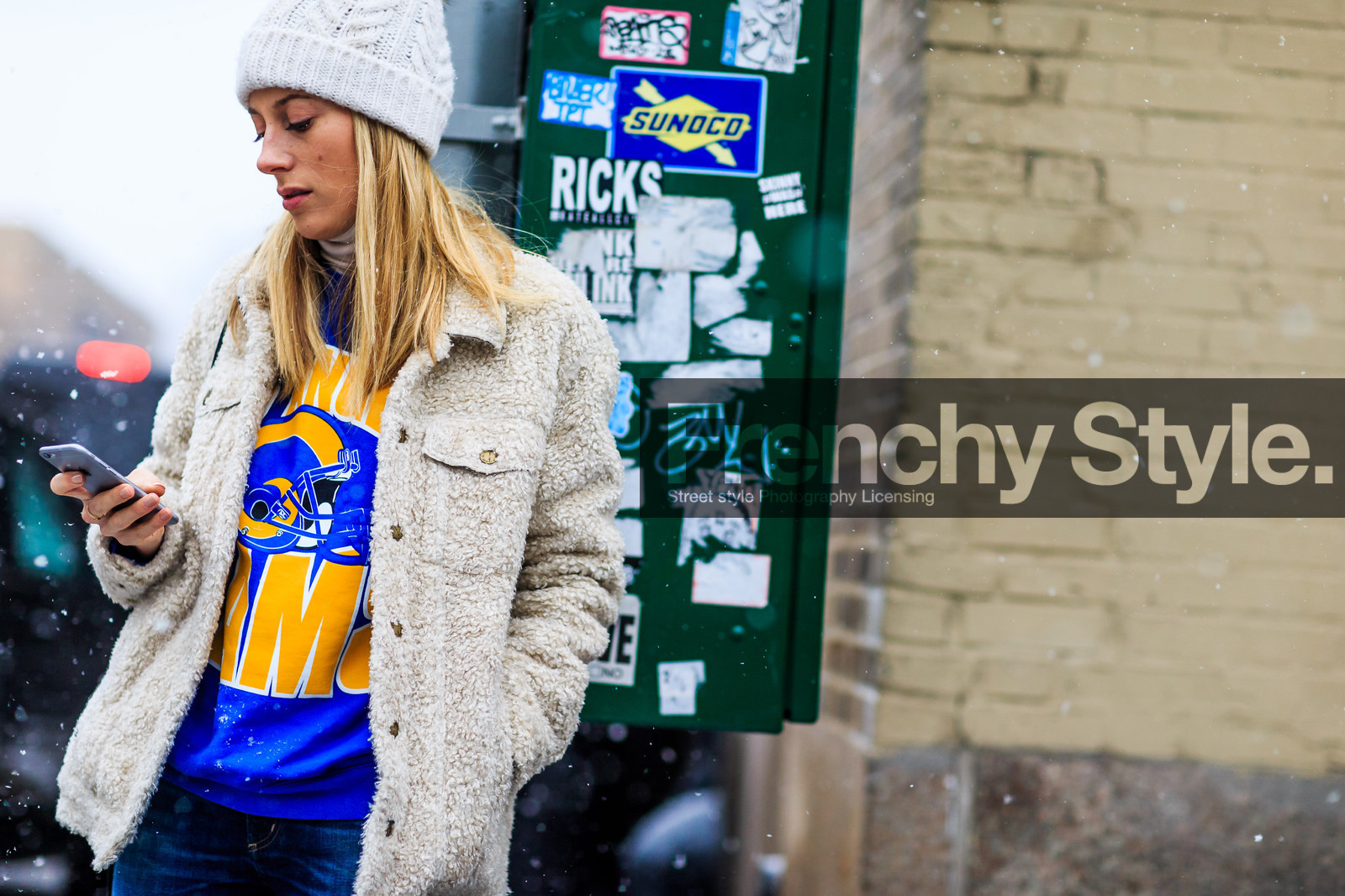 american, atmosphere details, AUTUMN WINTER 2016-2017, AW 16-17, baseball, beige, blue, blue sweater, detail, fashion week, frenchystyle, fur jacket, FW, FW 16-17, horizontal, jonathan paciullo, NEW YORK, NYFW, printed sweater, sportswear, street style, streetwear, white, white beanie, white fur, white jacket, woman, yellow