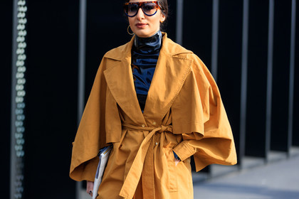 atmosphere details, AUTUMN WINTER 2017-2018, AW 17-18, black top, black turtleneck, detail, FALL WINTER 2017-2018, fashion week, frenchystyle, FW, FW 17-18, horizontal, jonathan paciullo, MFW, MILAN, nausheen shah, street style, sunglasses, trench coat, varnished leather, vinyl, yellow coat