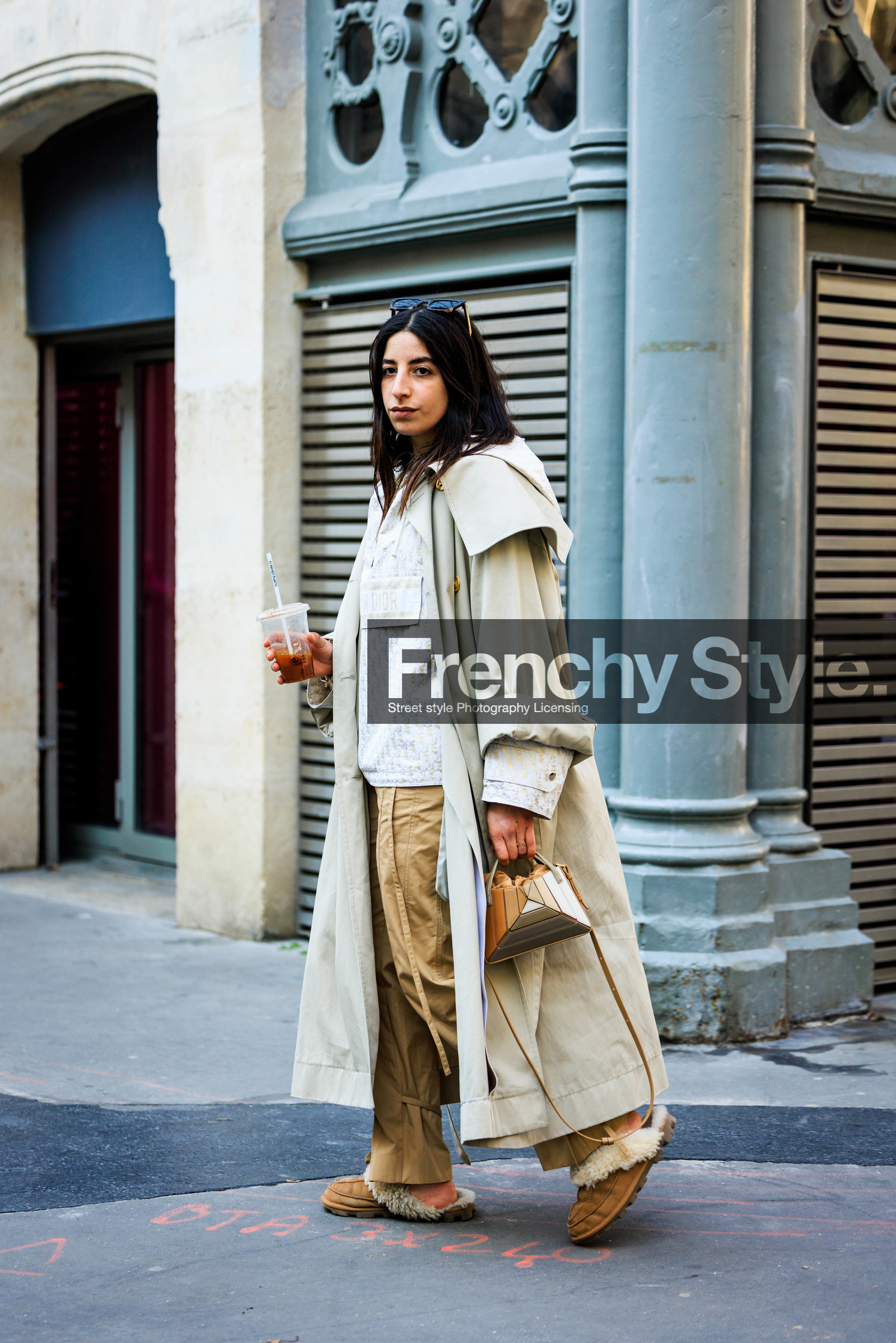 sporty look, black sunglasses, classic trench, ligh grey trench, dior hoodie, white hoodie, camel trousers, assymetric handbag, earth tones bag, multiple necklace, furry slippers, camel slippers, selma kaci sebbagh, street style, jonathan paciullo, FW, frenchystyle, fashion week, AUTUMN WINTER 2022-2023, FALL WINTER 2022_2023, FW 22-23, PFW, PARIS, full length, vertical