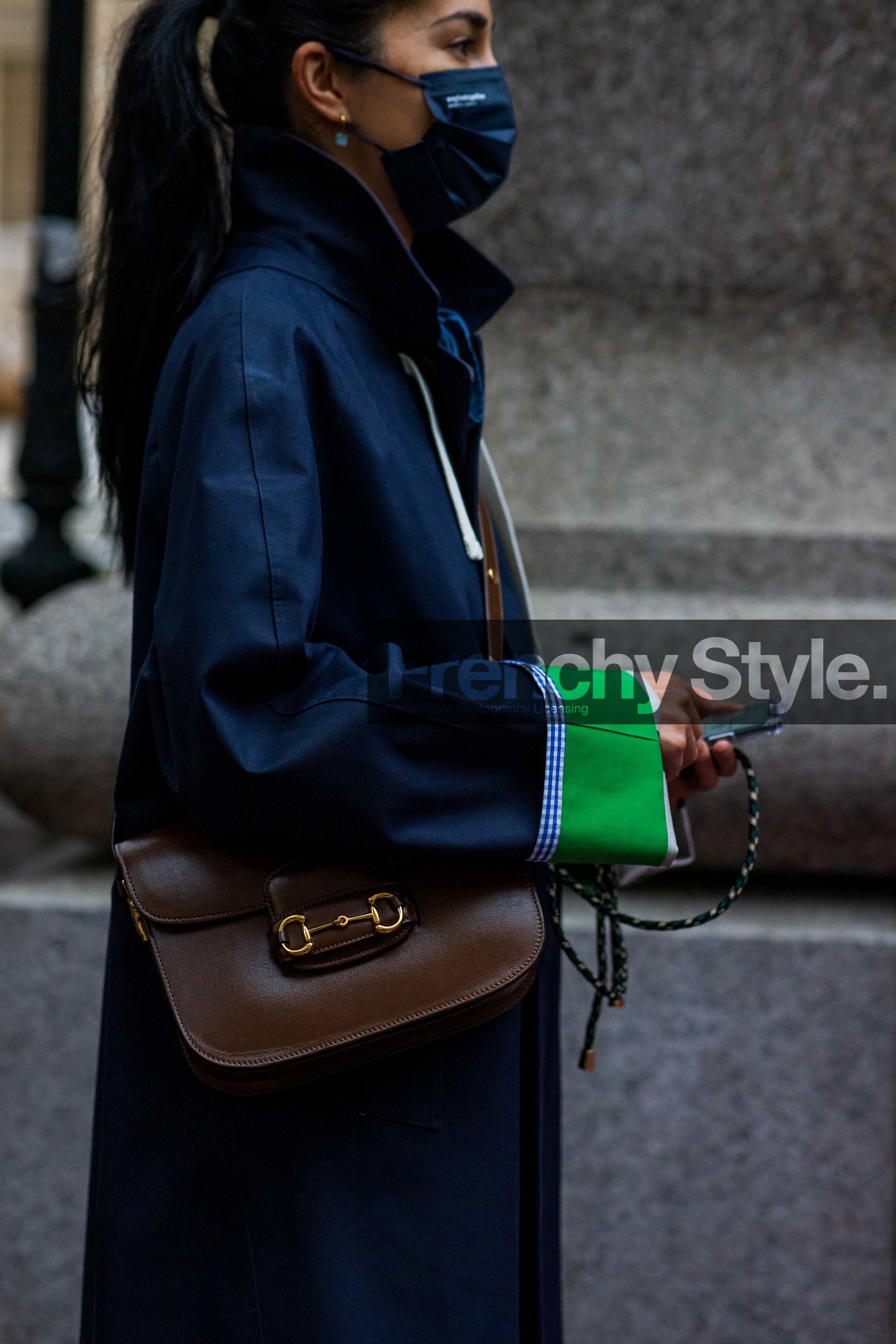 Caroline Issa, gucci, crossbody, crossbody bag, handbag, trench, coat, blue, fashion week, frenchystyle, FW, jonathan paciullo, street style, SS 22, SPRING SUMMER 2022, LFW, LONDON, vertical, atmosphere details, detail