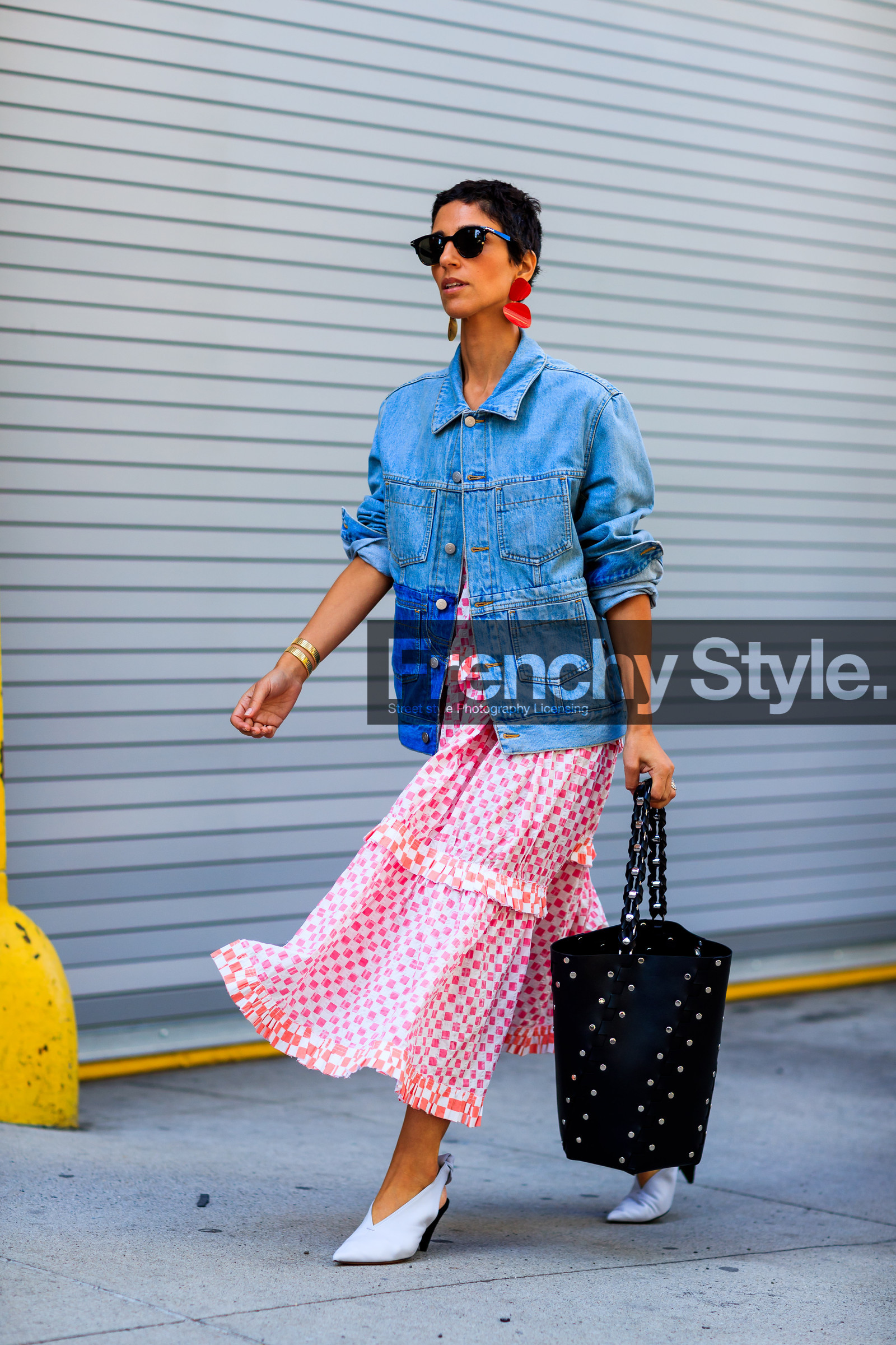 black bag, blue denim, denim jacket, earrings, fashion week, frenchystyle, full length, FW, high heels, jonathan paciullo, leather bag, leather shoes, NEW YORK, NYFW, pink skirt, printed skirt, SPRING SUMMER 2018, SS 18, street style, sunglasses, vertical, white shoes, yasmin sewell