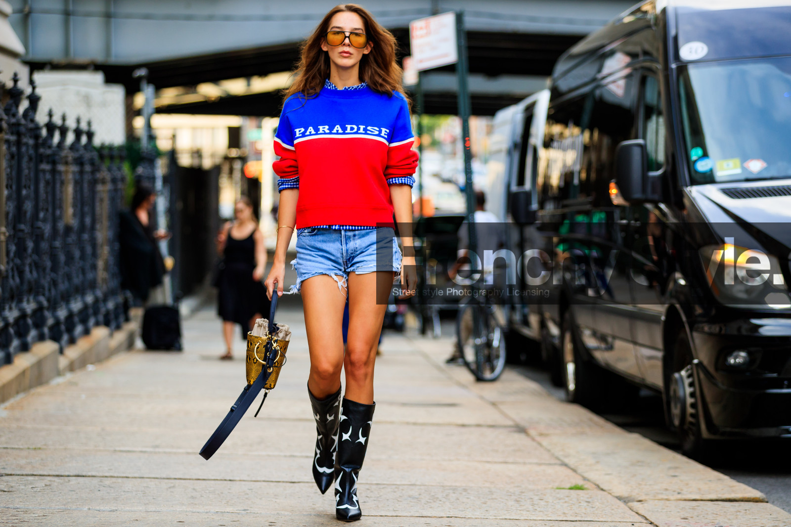 animal print, black shoes, blue denim, blue shorts, blue sweater, brown bag, chloé, cowboy boots, denim shorts, estelle pigault, graphic bag, graphic sweater, high boots, jeans, leather bag, leather shoes, printed bag, red sweater, snake print, sunglasses, fashion week, frenchystyle, FW, jonathan paciullo, street style, NYFW, NEW YORK, SPRING SUMMER 2019, SS 19, atmosphere details, horizontal, full length