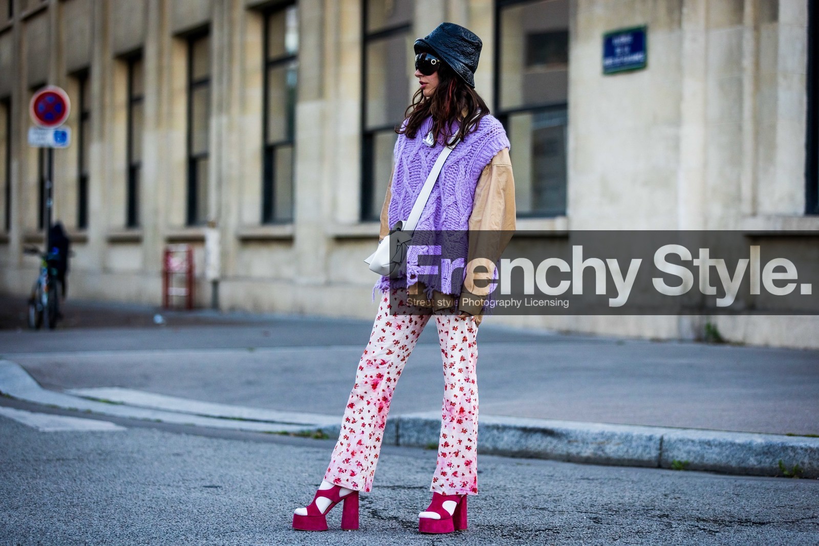 acne bag, bag, Barbara Malewicz, beige shirt, black bob, black sunglasses, bob, crossbody bag, floral print, flower print, knitwear, leather bob, lila knit, oversize sunglasses, pants, pink pants, pink sandals, print, printed pants, sandals, shirt, sleveless knitwear, sunglasses, white bag, street style, jonathan paciullo, FW, frenchystyle, fashion week, PFW, PARIS, SPRING SUMMER 2022, SS 22, horizontal, atmosphere details, full length