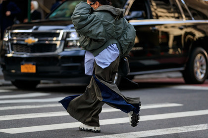kaki bombers, striped shirt, blue shirt, white shirt, kaki pants, navy blue pants, pleated pants, flare pants, loose pants, back details, fashion week, frenchystyle, FW, jonathan paciullo, street style, NYFW, NEW YORK, AUTUMN WINTER 2020-2021, FALL WINTER 2020-2021, FW 20-21, horizontal, atmosphere details, detail
