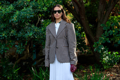 erika boldrin, beige jacket, checked jacket, white dress, pleated dress, long dress, burgundy leather clutch, bottega veneta bag, green sunglasses, polo collar dress, lacoste dress, PARIS, PFW, SPRING SUMMER 2020, SS 20, fashion week, frenchystyle, FW, jonathan paciullo, street style, horizontal, atmosphere details, detail