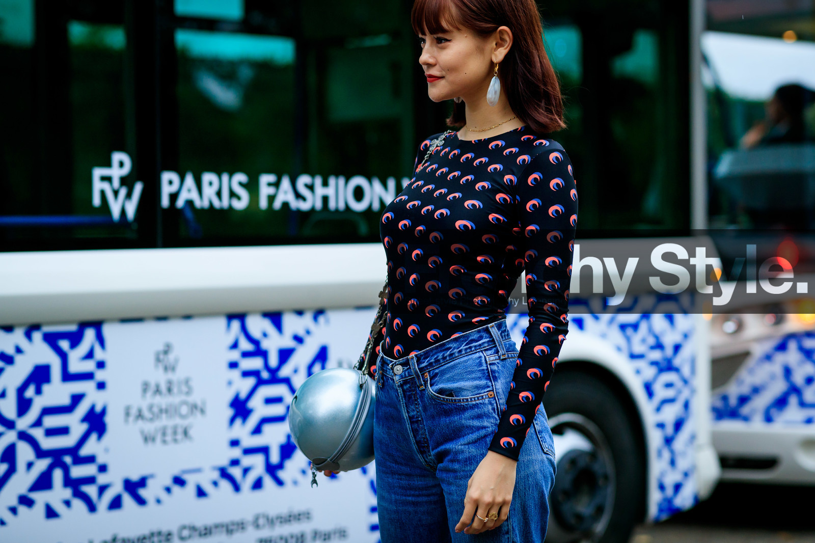 stone earrings, dangling earrings, monogrammed top, black top, red top, blue top, sportswear top, tight top, denim, blue jeans, silvered bag, round shape bag, fashion week, frenchystyle, FW, jonathan paciullo, street style, SPRING SUMMER 2020, SS 20, PFW, PARIS, horizontal, atmosphere details, detail