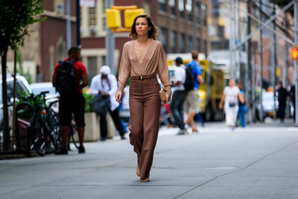 atmosphere details, beige bag, beige shirt, beige shoes, brown pants, fashion week, frenchystyle, full length, FW, high heels, horizontal, jonathan paciullo, leather bag, leather shoes, NEW YORK, NYFW, SPRING SUMMER 2018, SS 18, street style, trousers