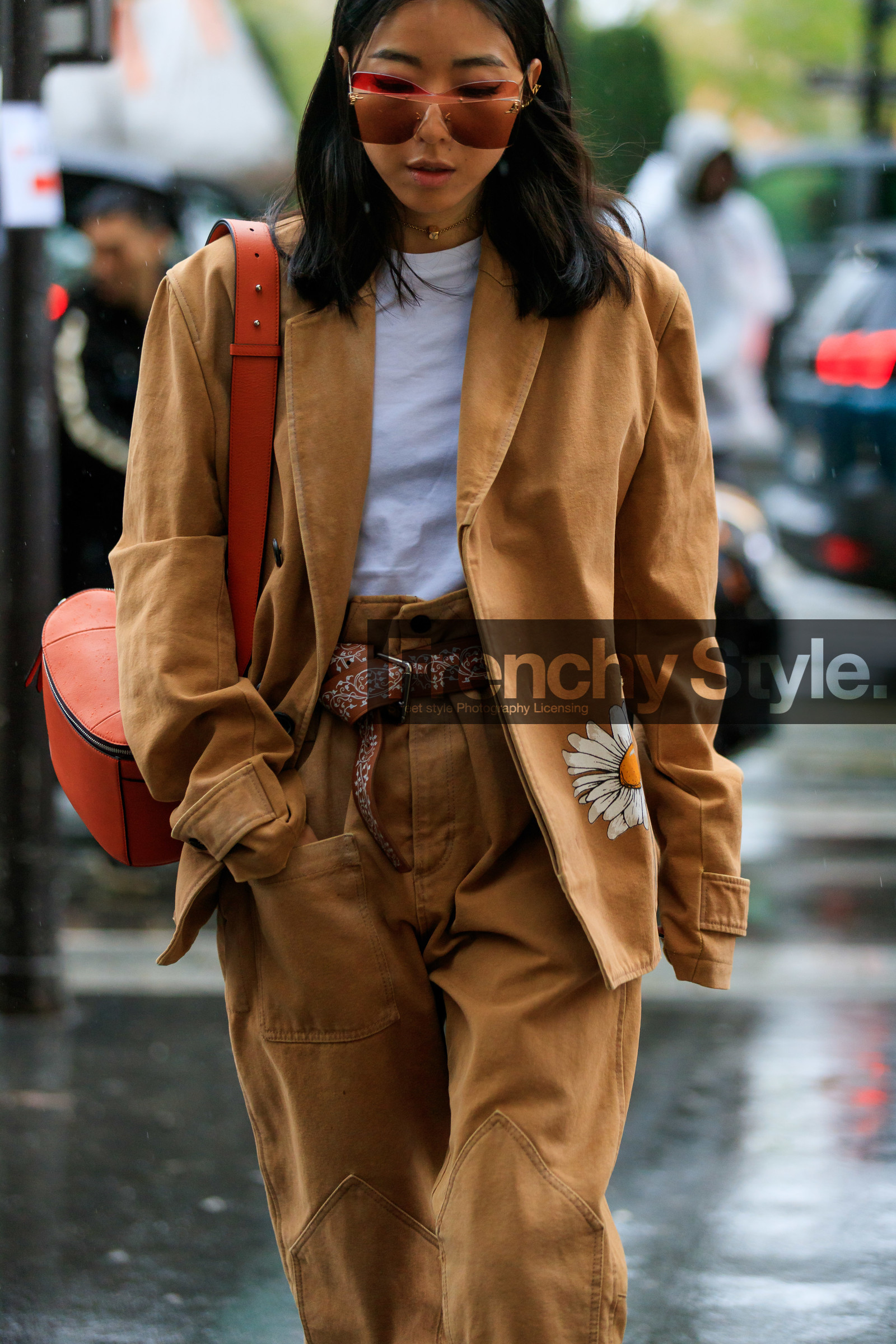 yuyu zhangzou, yuwei zhangzou, camel jacket, camel pants, camel suits, lanivn bag, orange leather bag, box bag, white t-shirt, camel belt, oversize jacket, oversize pants, floral print jacket, printed belt, carrot pants, red sunglasses, smoked sunglasses, big sunglasses, butterfly sunglasses, belted pants, fashion week, frenchystyle, FW, jonathan paciullo, street style, SPRING SUMMER 2020, SS 20, PFW, PARIS, vertical, atmosphere details, detail