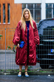 ada kokosar, AUTUMN WINTER 2017-2018, AW 17-18, blue bag, blue shoes, FALL WINTER 2017-2018, fashion week, frenchystyle, full length, FW, FW 17-18, jonathan paciullo, leather bag, leather shoes, long coat, MFW, MILAN, parka, raincoat, red coat, street style, suede shoes, vertical