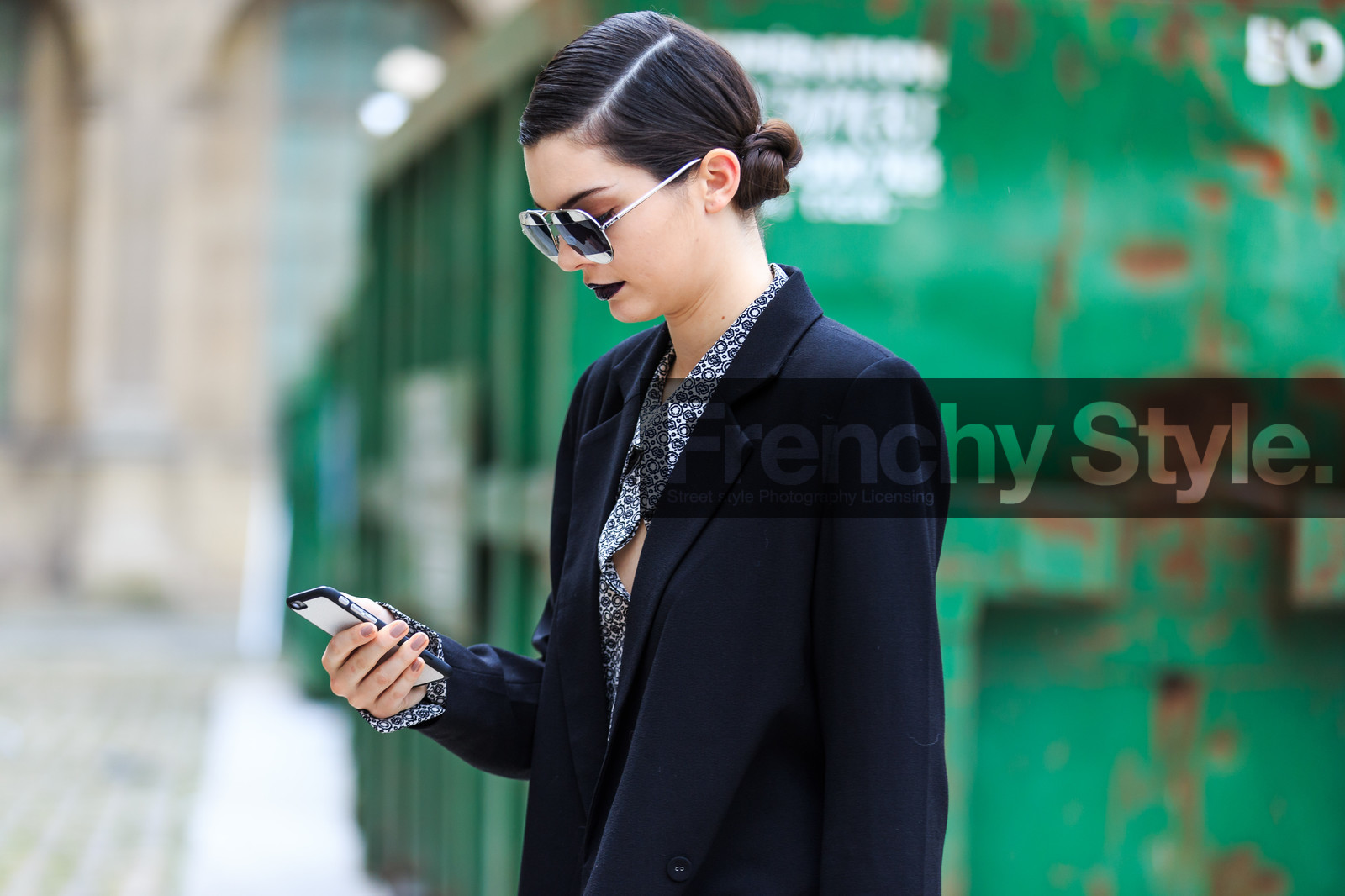 atmosphere details, AUTUMN WINTER 2016-2017, AW 16-17, black jacket, blazer, dark lips, detail, FALL WINTER 2016-2017, fashion week, frenchystyle, FW, FW 16-17, horizontal, iphone, jonathan paciullo, kendall jenner, model, PARIS, PFW, street style, sunglasses