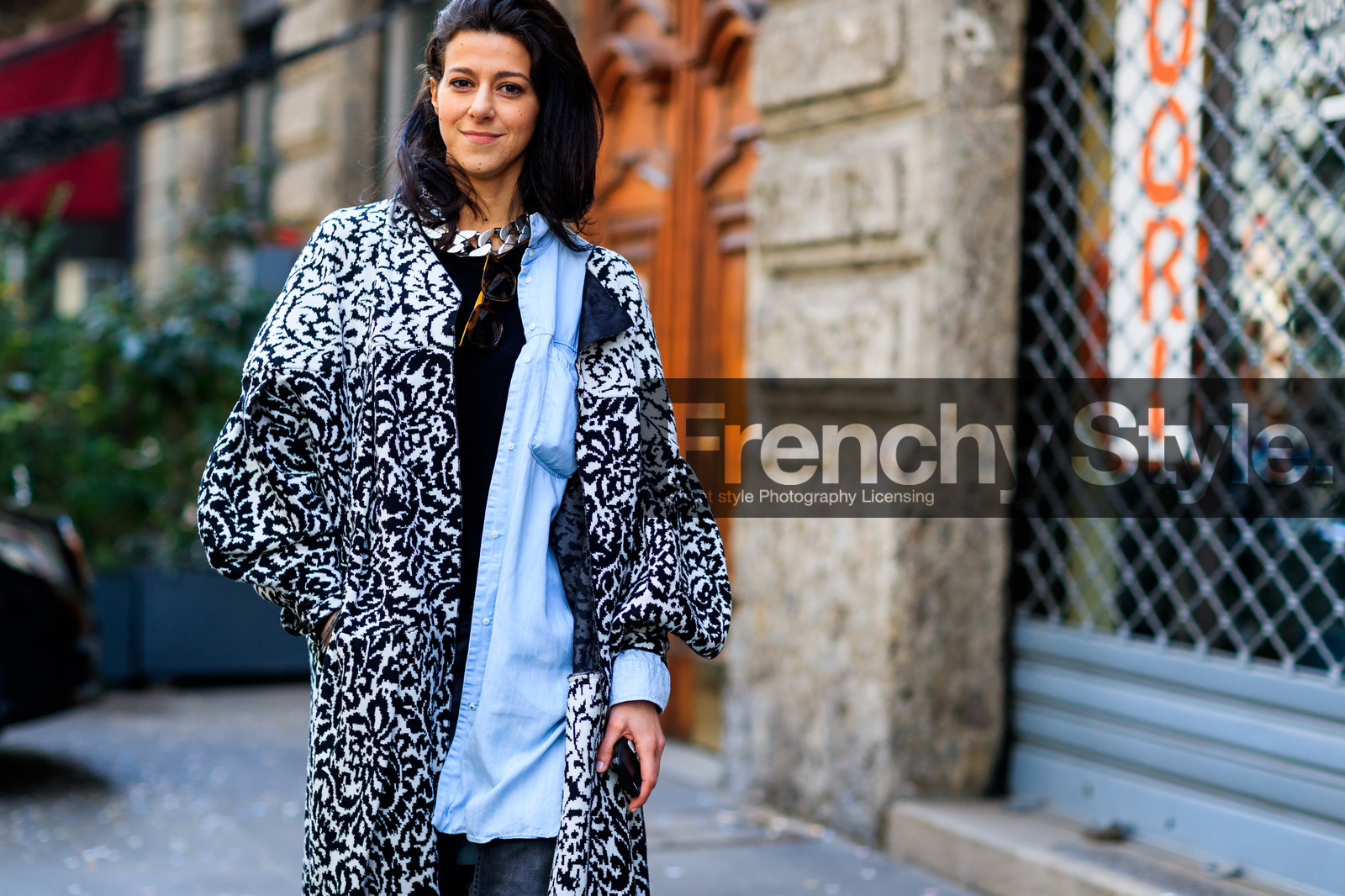 atmosphere details, AUTUMN WINTER 2017-2018, AW 17-18, black and white, blue shirt, chains, detail, FALL WINTER 2017-2018, fashion week, frenchystyle, FW, FW 17-18, graphic coat, horizontal, jonathan paciullo, MFW, MILAN, necklace, printed coat, street style