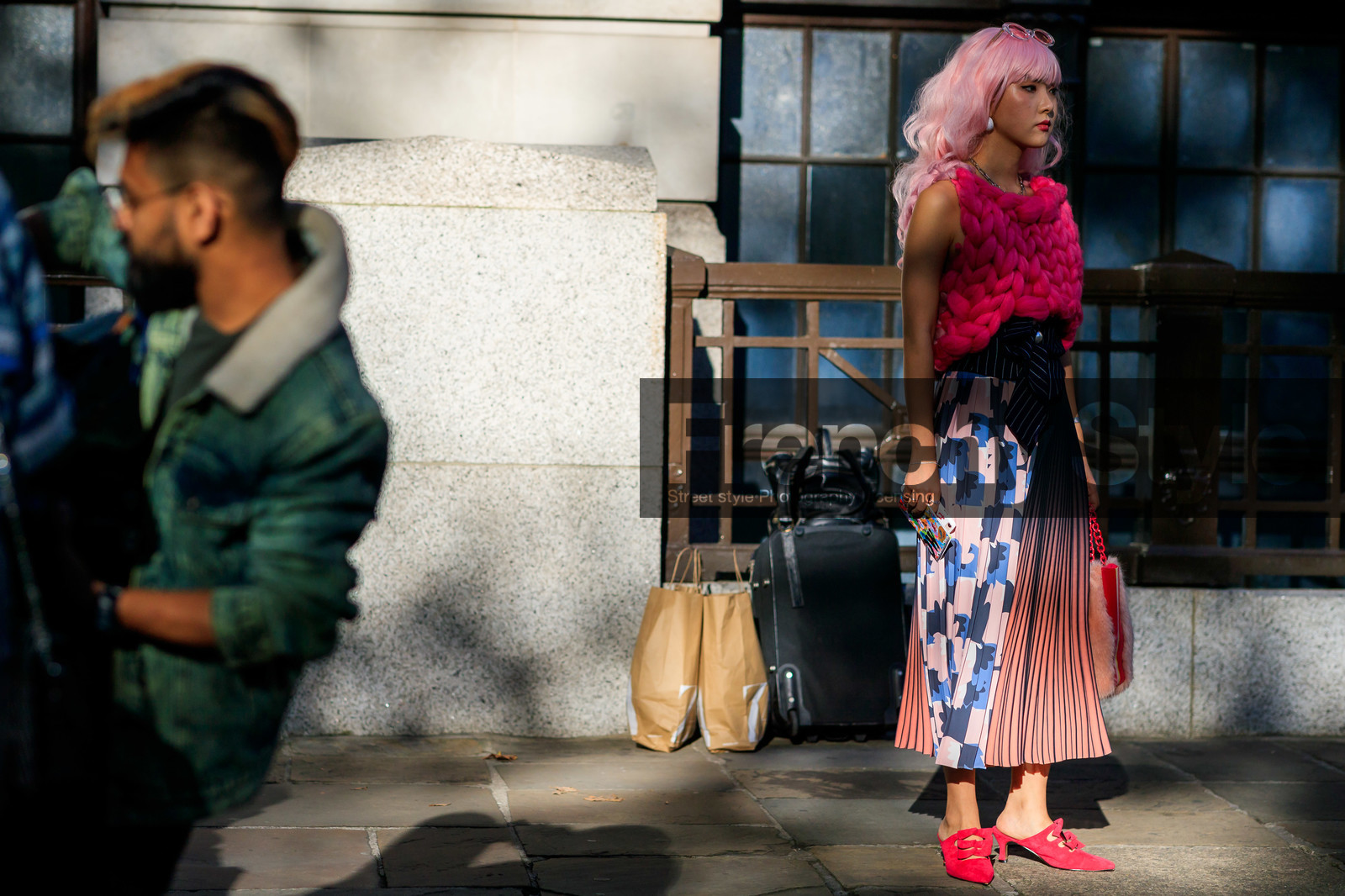 pink sunglasses, pink hair, pink top, dyed hair, knitwear, big stitch top, sleeveless top, pleated skirt, floral printed skirt, knot details, red shoes, heels slipper, fur bag, silver necklace, chain necklace, suede shoes, fashion week, frenchystyle, FW, jonathan paciullo, street style, atmosphere details, horizontal, full length